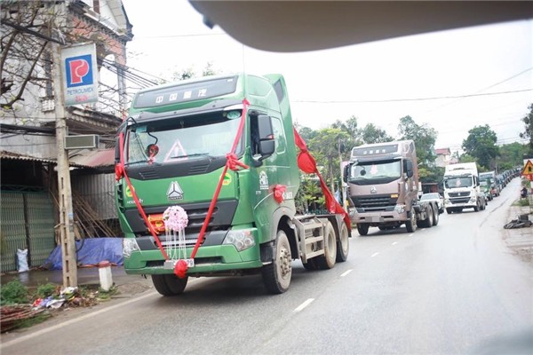 Màn rước dâu &quot;cồng kềnh&quot; nhất là đây: Mang cả ghế salon đặt lên xe hoa để đưa vợ về nhà tại Nghệ An! - Ảnh 7.