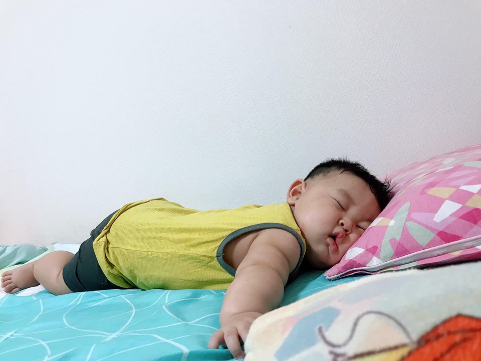 Em bé ngủ dễ thương: Hãy nhìn vào hình ảnh em bé ngủ dễ thương này và bạn sẽ không thể nhịn cười. Hành động của em bé như là một hình ảnh tuyệt vời để chia sẻ niềm vui và tình yêu đối với các thành viên trong gia đình.