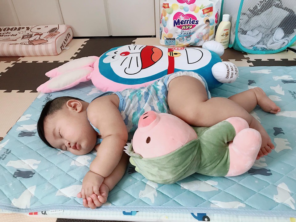 Bạn đang tìm kiếm tư thế ngủ an toàn cho bé yêu của mình? Hãy xem ngay ảnh tư thế ngủ em bé sumo đáng yêu và lạ mắt này để có thêm sự lựa chọn cho bé yêu của bạn.