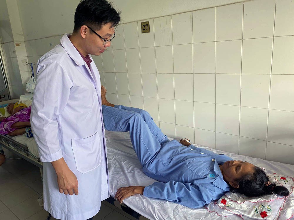 Bệnh nhân đầu tiên ở miền Tây bị liệt chân do ung thư di căn có thể đi lại được - Ảnh 1. Bệnh nhân đầu tiên ở miền Tây bị liệt chân do ung thư di căn có thể đi lại được - Ảnh 1.