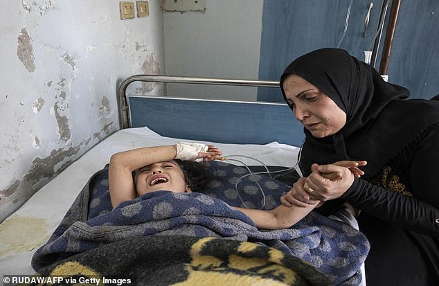 Dư luận quốc tế chấn động trước một loạt hình ảnh trẻ em Syria với những vết bỏng nặng, khoét sâu vào cơ thể do vũ khí hóa học gây ra - Ảnh 5.