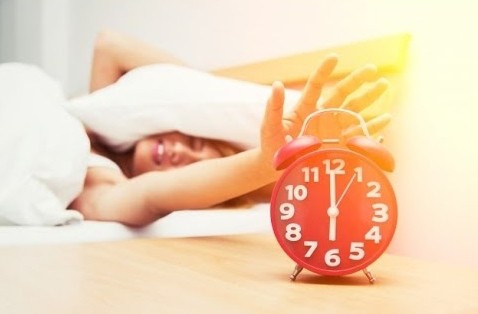 Sự khác biệt giữa việc dậy lúc 6 giờ và 8 giờ: Cơ thể sở hữu thêm 5 lợi ích không loại thuốc nào làm được - Ảnh 3.