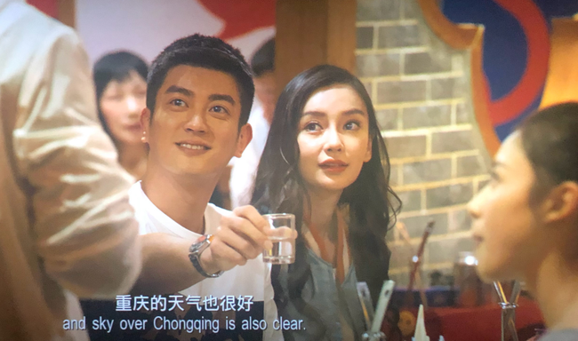 Angelababy bị chỉ trích vì diễn khách mời mà dám bắt cả dàn diễn viên chính &quot;làm nền&quot; chụp ảnh - Ảnh 3.