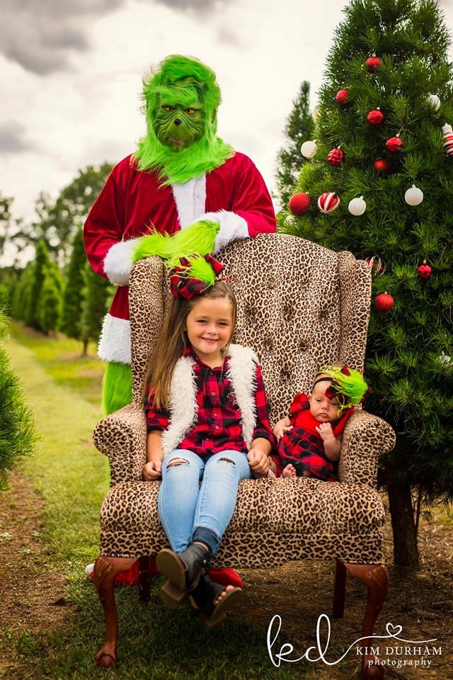 Lên ý tưởng chụp hình cho trẻ với nhân vật hoạt hình Grinch, nhiếp ảnh gia &quot;kín lịch&quot; với những cuộc hẹn chụp hình đặt trước từ cha mẹ  - Ảnh 7.