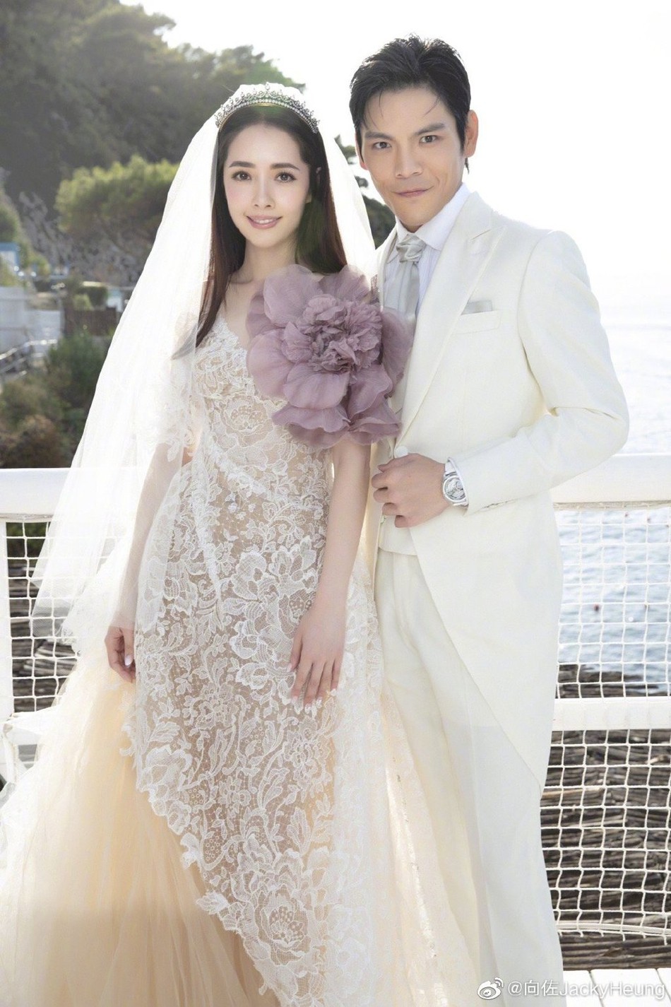 Bóc giá váy cưới cô dâu mới nhà trùm showbiz Hong Kong: Rẻ tiền nhất Cbiz, kém xa Song Hye Kyo, bị Angela Baby đè bẹp - Ảnh 1.
