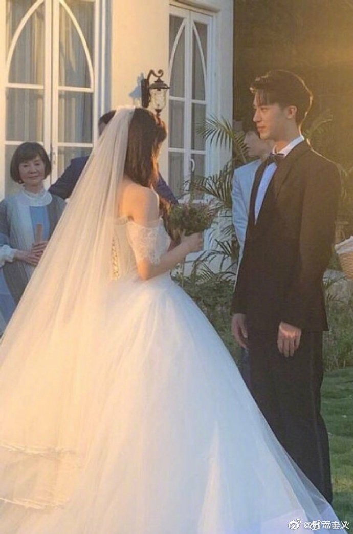 Rò rỉ ảnh váy cưới trong Full House bản Trung Quốc: được khen ăn đứt váy của Song Hye Kyo khi xưa - Ảnh 2.