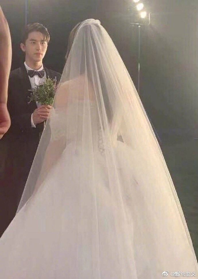 Rò rỉ ảnh váy cưới trong Full House bản Trung Quốc: được khen ăn đứt váy của Song Hye Kyo khi xưa - Ảnh 4.