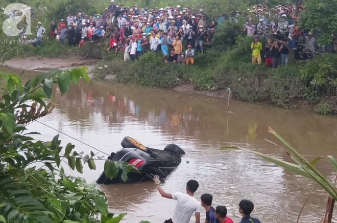 Tiền Giang: Người đàn ông bàng hoàng nghe tin vợ và 2 em trai chết trong chiếc xe biến dạng nằm dưới kênh - Ảnh 4.