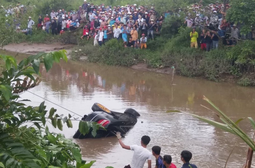 3 người chết trong ô tô Mercedes lao xuống rạch ở Tiền Giang: Không phát hiện dấu hiệu va chạm - Ảnh 1.