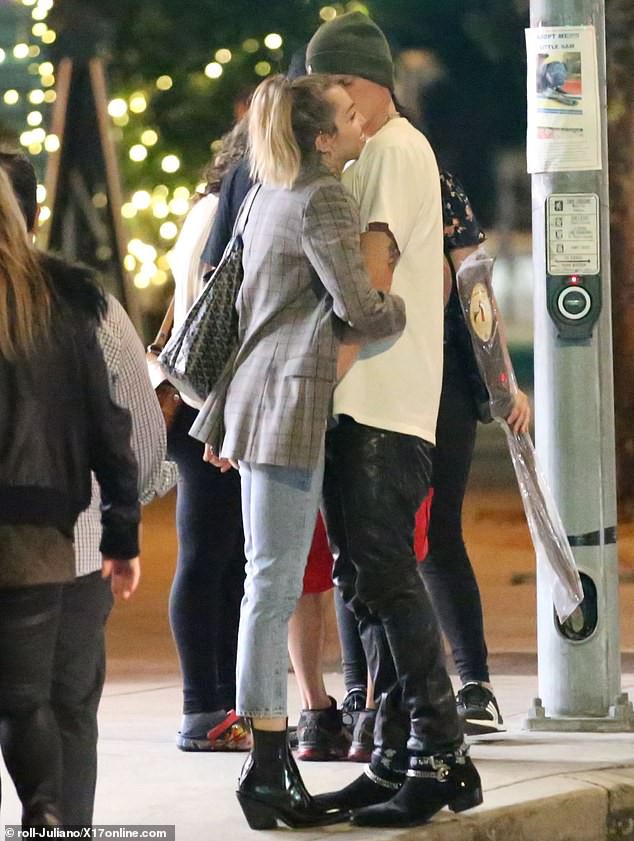 Liam Hemsworth tình tứ bên bạn gái mới, Miley Cyrus cũng không kém phần khi công khai khóa môi bạn trai kém tuổi ngay nơi công cộng - Ảnh 1.