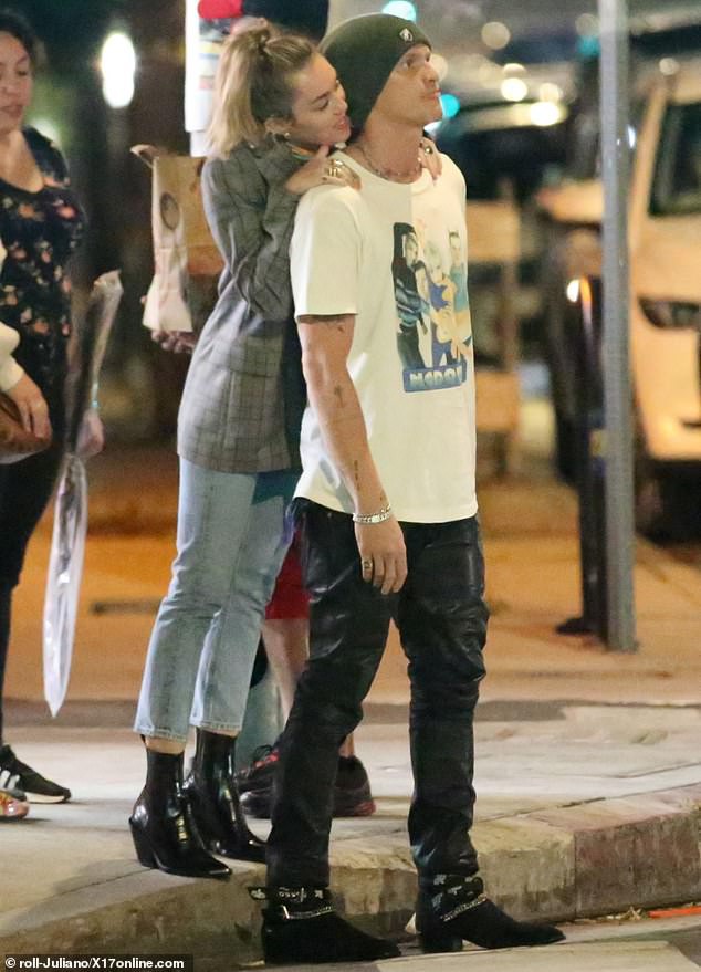Liam Hemsworth tình tứ bên bạn gái mới, Miley Cyrus cũng không kém phần khi công khai khóa môi bạn trai kém tuổi ngay nơi công cộng - Ảnh 2.