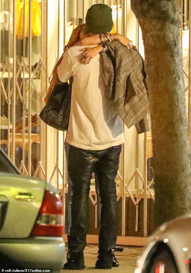 Liam Hemsworth tình tứ bên bạn gái mới, Miley Cyrus cũng không kém phần khi công khai khóa môi bạn trai kém tuổi ngay nơi công cộng - Ảnh 3.