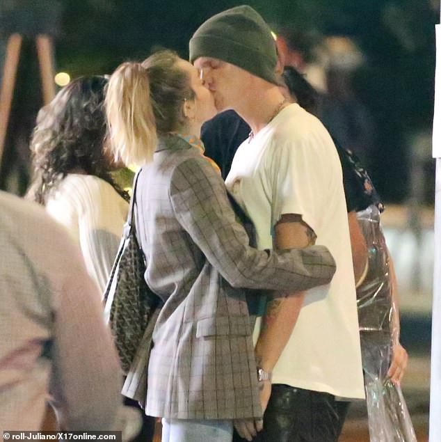Liam Hemsworth tình tứ bên bạn gái mới, Miley Cyrus cũng không kém phần khi công khai khóa môi bạn trai kém tuổi ngay nơi công cộng - Ảnh 4.