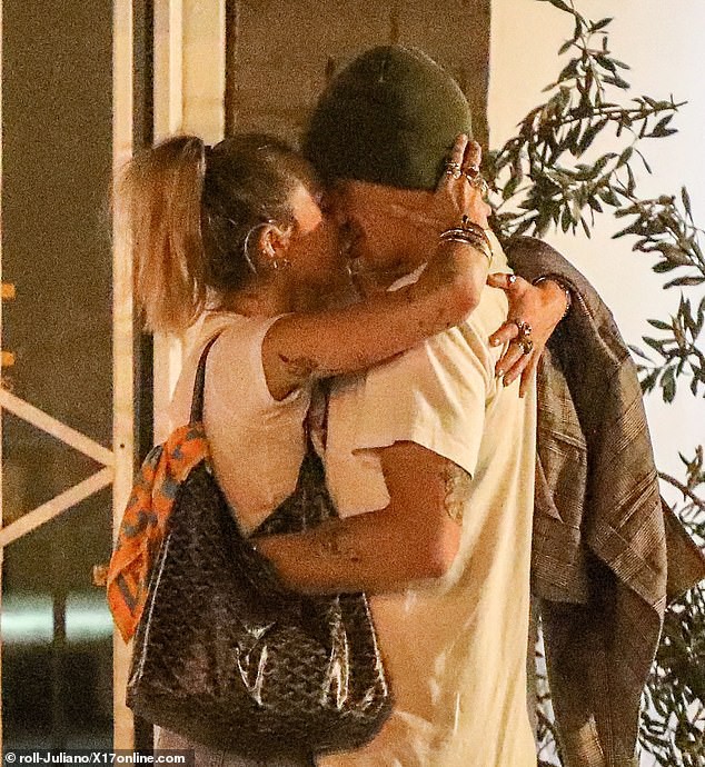 Liam Hemsworth tình tứ bên bạn gái mới, Miley Cyrus cũng không kém phần khi công khai khóa môi bạn trai kém tuổi ngay nơi công cộng - Ảnh 6.