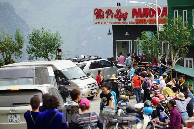 Hàng ngàn du khách 'check-in' ở Panorama Mã Pì Lèng giữa lúc đình chỉ hoạt động - Ảnh 8.