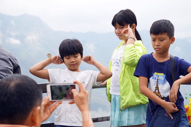 Hàng ngàn du khách 'check-in' ở Panorama Mã Pì Lèng giữa lúc đình chỉ hoạt động - Ảnh 6.