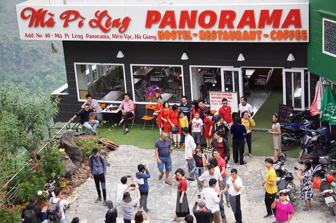 Hàng ngàn du khách 'check-in' ở Panorama Mã Pì Lèng giữa lúc đình chỉ hoạt động - Ảnh 3.