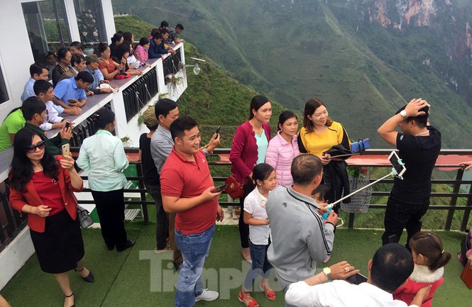 Hàng ngàn du khách 'check-in' ở Panorama Mã Pì Lèng giữa lúc đình chỉ hoạt động - Ảnh 5.