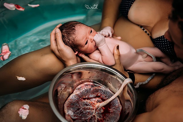 Ngỡ ngàng trước vẻ đẹp của quá trình sinh nở được bắt trọn trong những bức ảnh tham gia cuộc thi nhiếp ảnh gia sinh nở chuyên nghiệp quốc tế - Ảnh 13.