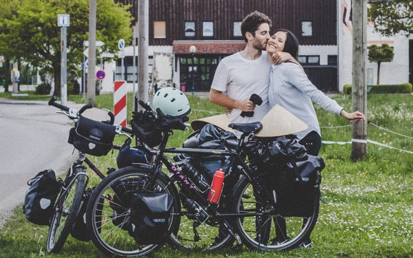 Cung đường tình yêu &quot;đạp xe từ nhà anh về nhà em&quot; của chàng trai Pháp và cô gái Việt: 6 tháng đi qua 12 nước, chồng vừa ngỏ lời vợ đồng ý &quot;cái rụp&quot; - Ảnh 1.