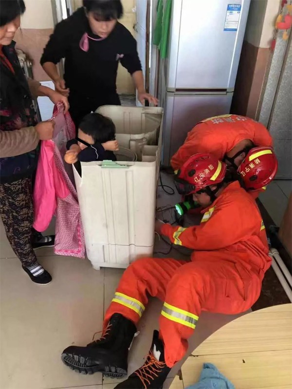 Những tình huống mắc kẹt rất trớ trêu của trẻ và bài học an toàn mà cha mẹ nên dạy con - Ảnh 1. Những tình huống mắc kẹt rất trớ trêu của trẻ và bài học an toàn mà cha mẹ nên dạy con - Ảnh 1.