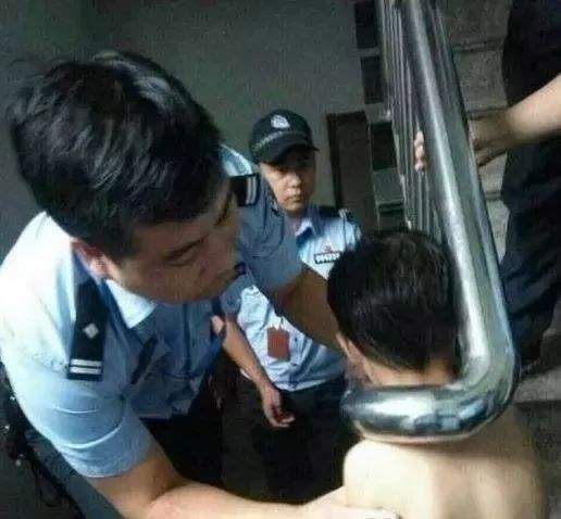 Những tình huống mắc kẹt rất trớ trêu của trẻ và bài học an toàn mà cha mẹ nên dạy con - Ảnh 2. Những tình huống mắc kẹt rất trớ trêu của trẻ và bài học an toàn mà cha mẹ nên dạy con - Ảnh 2.