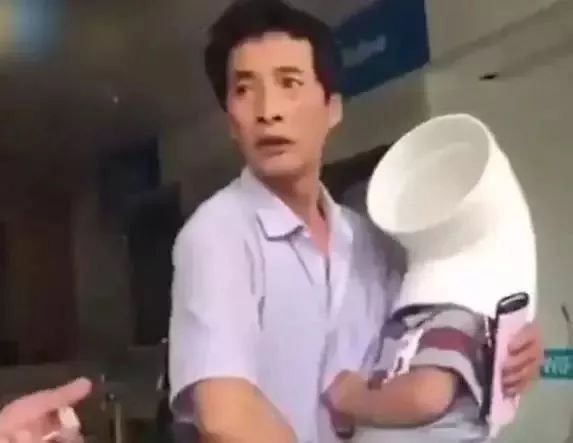 Những tình huống mắc kẹt rất trớ trêu của trẻ và bài học an toàn mà cha mẹ nên dạy con - Ảnh 3. Những tình huống mắc kẹt rất trớ trêu của trẻ và bài học an toàn mà cha mẹ nên dạy con - Ảnh 3.