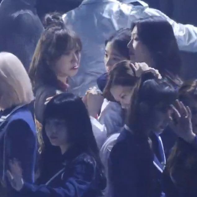 Khoảnh khắc V(BTS) nhặt bông tai của Wendy (Red Velvet) bất ngờ &quot;sốt&quot; trở lại, netizen so sánh như chuyện Hoàng tử và Lọ Lem  - Ảnh 5.