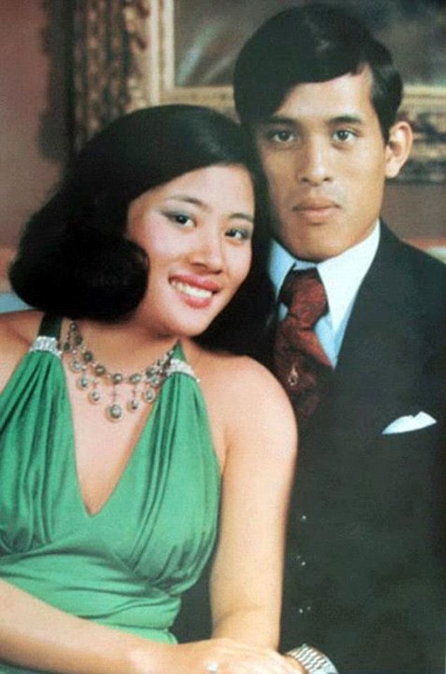 Hậu cung đầy sóng gió của Quốc vương Thái Lan: Có 5 bà vợ, từng kết hôn với em họ và vụ ly hôn tiêu tốn đến 5,5 triệu USD - Ảnh 3.