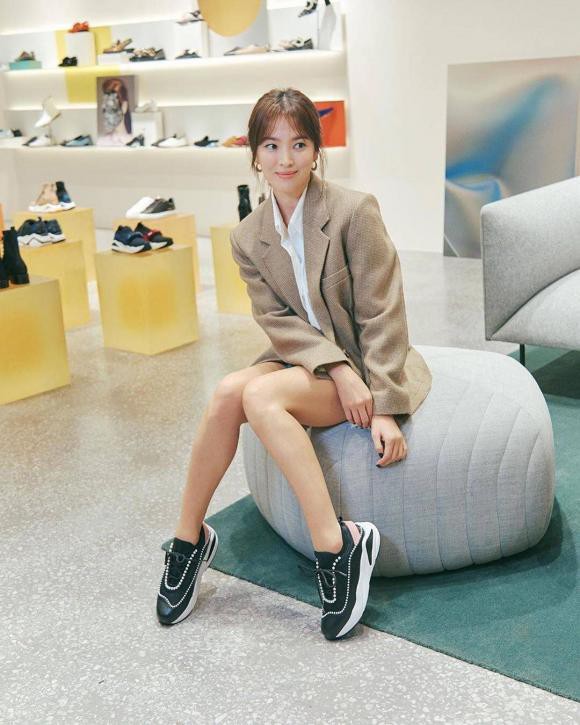 Mặc kệ bị netizen la ó vì "nói không giữ lời", Song Hye Kyo vẫn xuất hiện xinh đẹp, rạng rỡ và năng động - Ảnh 3. Mặc kệ bị netizen la ó vì "nói không giữ lời", Song Hye Kyo vẫn xuất hiện xinh đẹp, rạng rỡ và năng động - Ảnh 3.