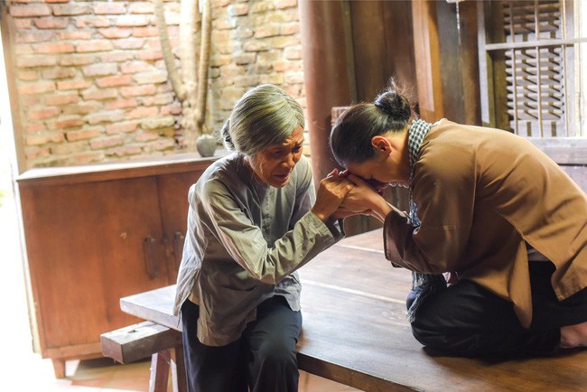 &quot;Tiếng sét trong mưa&quot;: Dì Bảy hỏi vợ chồng Thị Bình cưới nhau thế nào, ông Quý kể luôn bí mật nhảy sông tự tử  - Ảnh 4.