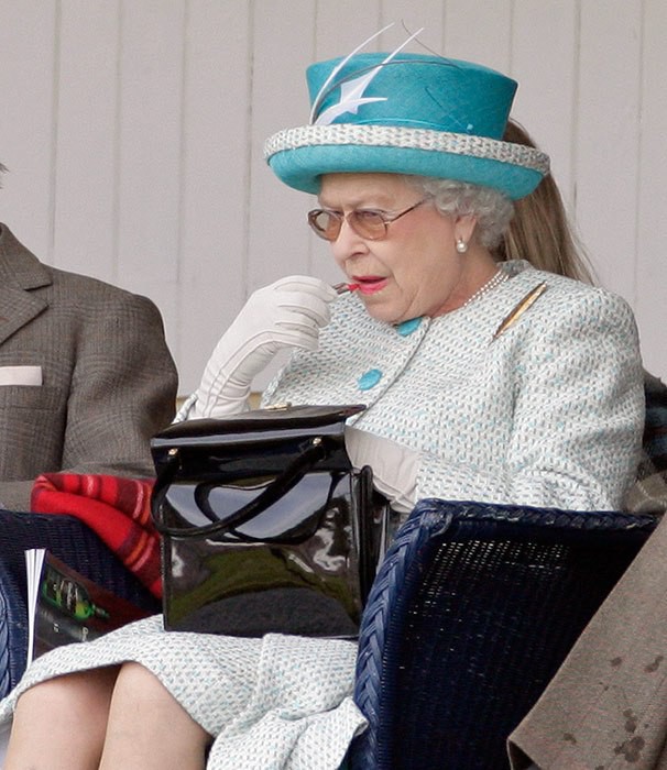 Nữ hoàng Anh luôn trẻ trung, tươi tắn hơn nhiều so với tuổi 93, chuyên gia trang điểm tiết lộ &quot;thủ thuật&quot; make up mà bà vẫn hay áp dụng để hack tuổi - Ảnh 1.