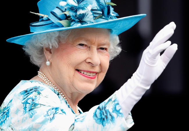 Nữ hoàng Anh luôn trẻ trung, tươi tắn hơn nhiều so với tuổi 93, chuyên gia trang điểm tiết lộ &quot;thủ thuật&quot; make up mà bà vẫn hay áp dụng để hack tuổi - Ảnh 5.