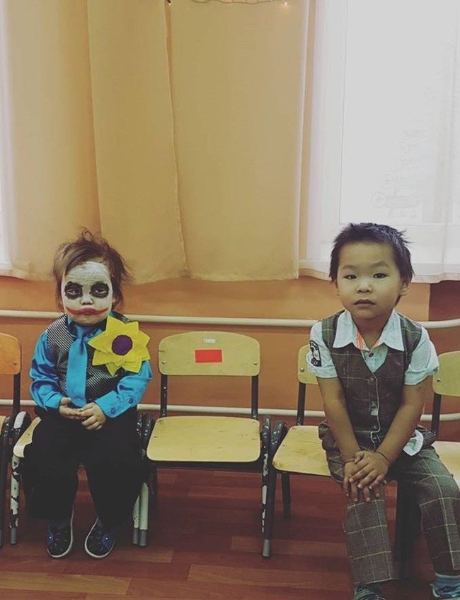 Em bé sáng nhất MXH hôm nay: Khi bạn muốn ở nhà mà phải hóa trang thành Joker đến lớp - Ảnh 2.