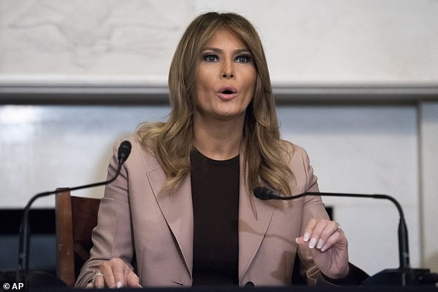 Bà Melania Trump ăn vận thanh lịch nhưng lại giống hệt Công nương Diana, khiến dân tình người khen người chê tơi tả - Ảnh 3.