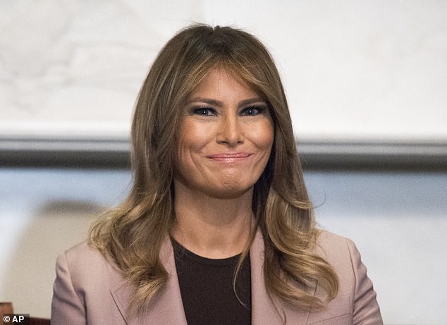 Bà Melania Trump ăn vận thanh lịch nhưng lại giống hệt Công nương Diana, khiến dân tình người khen người chê tơi tả - Ảnh 2.