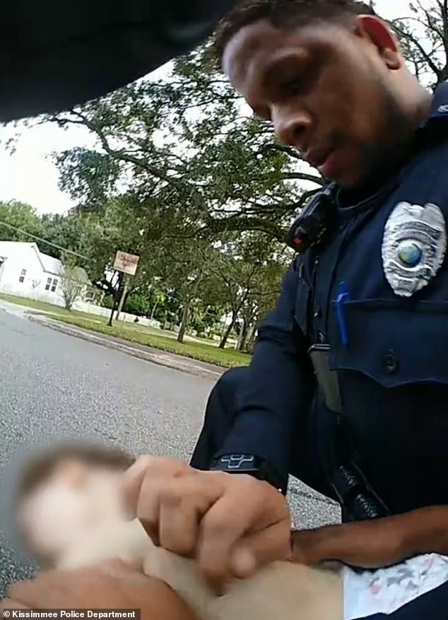 Bà mẹ hoảng loạn nhờ cảnh sát cứu con khi cậu bé bỏ một cái bánh quy vào miệng và nuốt chủng dẫn đến bị nghẹn thở - Ảnh 3.