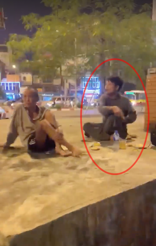 Hà Nội: Bức tức vì không được “nựng chó” người đàn ông say xỉn hành hung người phụ nữ ngoại quốc giữa phố - Ảnh 2.