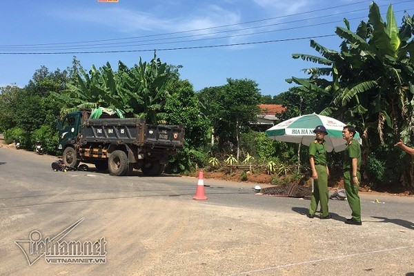 Cha mẹ ngã quỵ bên thi thể nữ sinh Quảng Trị bị xe tải cán tử vong - Ảnh 1.