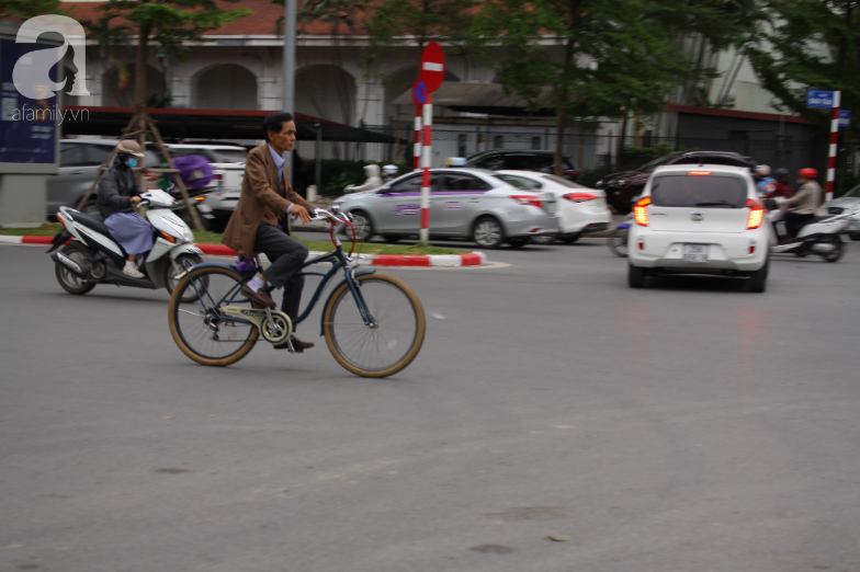 Hà Nội: Không khí lạnh tràn về, nhiệt độ giảm mạnh, người dân co ro, mặc áo ấm khi ra đường - Ảnh 19.