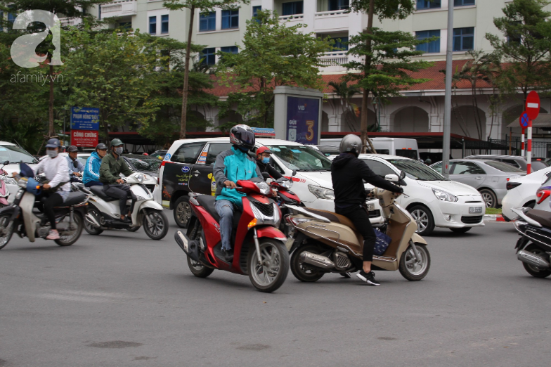 Hà Nội: Không khí lạnh tràn về, nhiệt độ giảm mạnh, người dân co ro, mặc áo ấm khi ra đường - Ảnh 21.