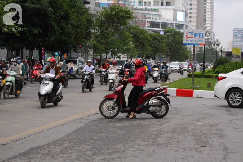 Hà Nội: Không khí lạnh tràn về, nhiệt độ giảm mạnh, người dân co ro, mặc áo ấm khi ra đường - Ảnh 27.