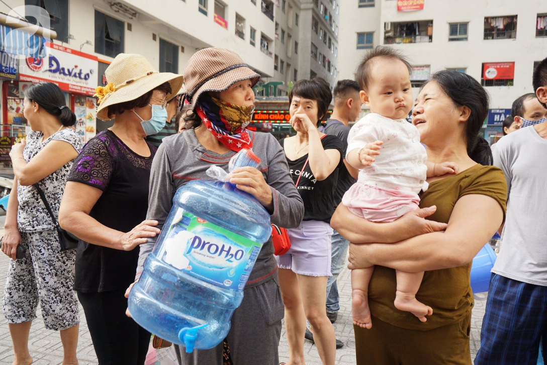 Cư d&acirc;n chung cư linh đ&agrave;m lo lắng khi nước sạch được cấp c&oacute; m&ugrave;i tanh - Ảnh 2.