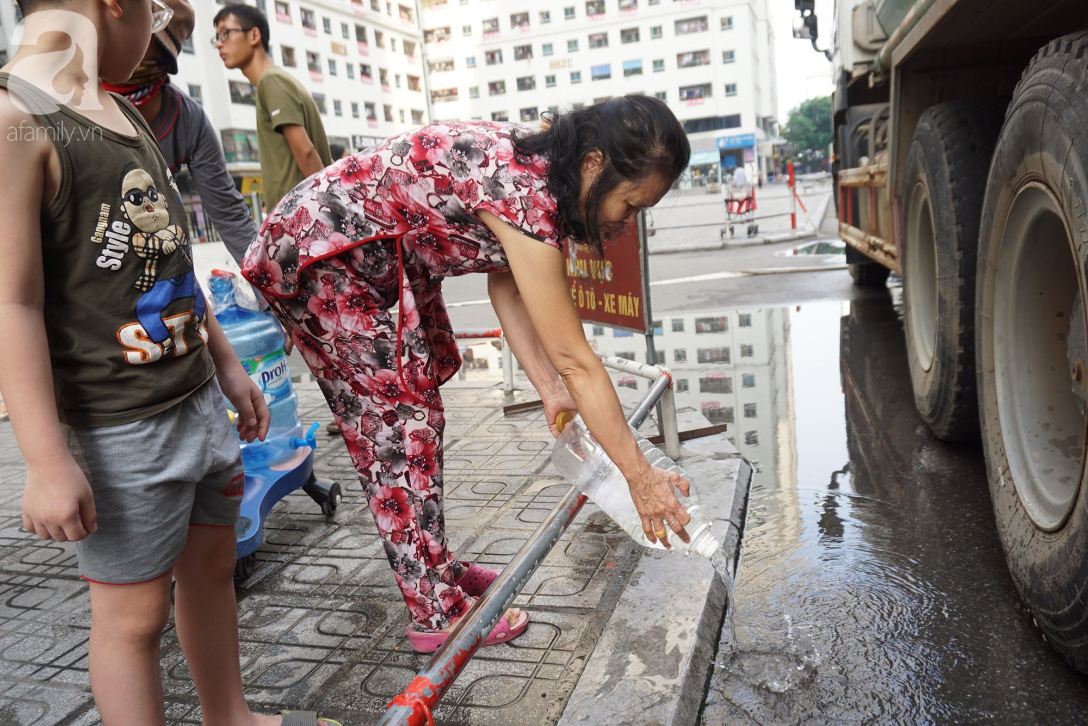 Cư d&acirc;n chung cư linh đ&agrave;m lo lắng khi nước sạch được cấp c&oacute; m&ugrave;i tanh - Ảnh 5.