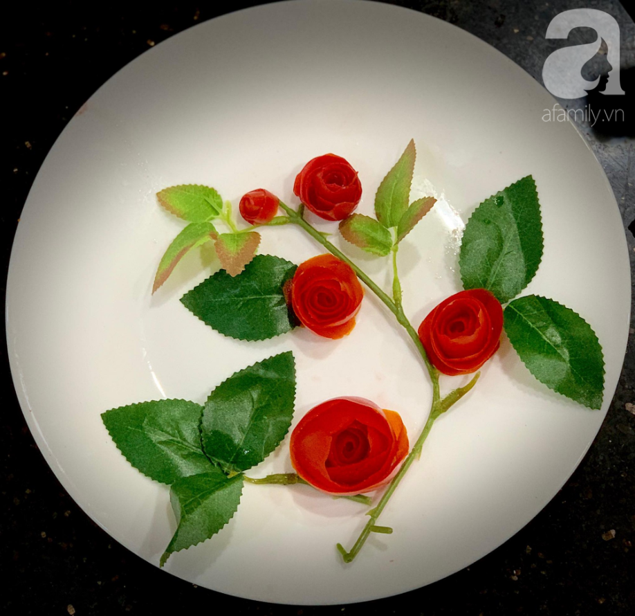 2 cách tạo hình hoa hồng từ cà chua dễ &quot;không tưởng&quot; giúp món ăn nâng tầm đẳng cấp - Ảnh 3.