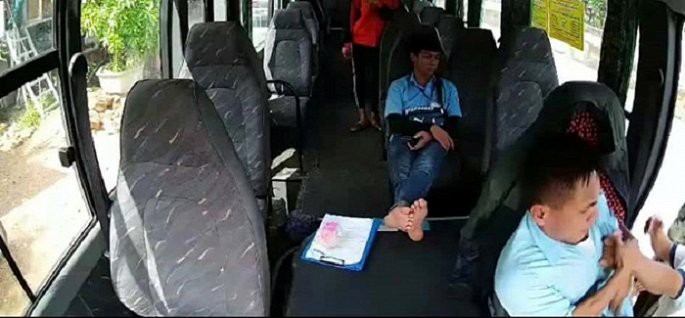 Lái xe buýt ở Quảng Bình bị vợ chồng tài xế xe khách hành hung, không cho đón khách - Ảnh 1.