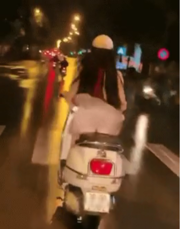 Gi&oacute; tốc bay v&aacute;y lộ cả nội y c&ugrave;ng v&ograve;ng 3 phản cảm, c&ocirc; g&aacute;i ngồi xe m&aacute;y vẫn thản nhi&ecirc;n chạy xe kh&ocirc;ng mảy may che chắn - Ảnh 3.