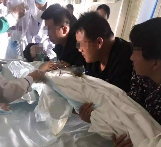 Thiếu nữ 20 tuổi bị 2 người đàn ông lôi kéo, ép lên khách sạn vì nói lời chia tay - Ảnh 2. Thiếu nữ 20 tuổi bị 2 người đàn ông lôi kéo, ép lên khách sạn vì nói lời chia tay - Ảnh 2.