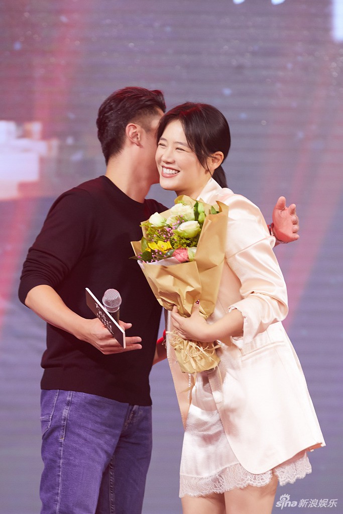 Giữa lùm xùm ly hôn, Hoắc Kiến Hoa ôm Mã Tư Thuần thắm thiết tại họp báo phim - Ảnh 1. Giữa lùm xùm ly hôn, Hoắc Kiến Hoa ôm Mã Tư Thuần thắm thiết tại họp báo phim - Ảnh 1.