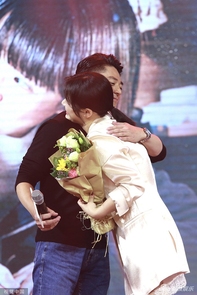 Giữa lùm xùm ly hôn, Hoắc Kiến Hoa ôm Mã Tư Thuần thắm thiết tại họp báo phim - Ảnh 2. Giữa lùm xùm ly hôn, Hoắc Kiến Hoa ôm Mã Tư Thuần thắm thiết tại họp báo phim - Ảnh 2.